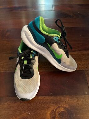 Nike- Kids Athletic Sneakers - Gray & Green Sz 2.5Y